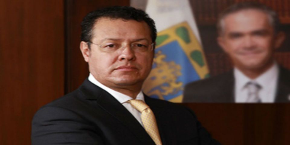 Inhabilitan a exsecretario de Obras del DF