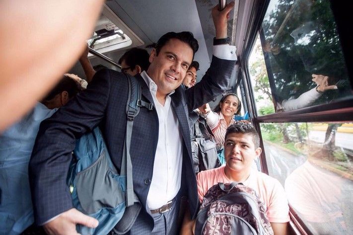 Chofer de transporte público niega servicio a gobernador de Jalisco