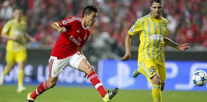 Benfica vence al Astana 2-0, a pesar de falla de Raúl Jiménez