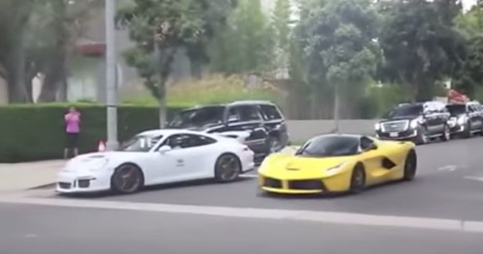 Video: carrera de autos de lujo en Beverly Hills Video: carrera de autos de lujo en Beverly Hills