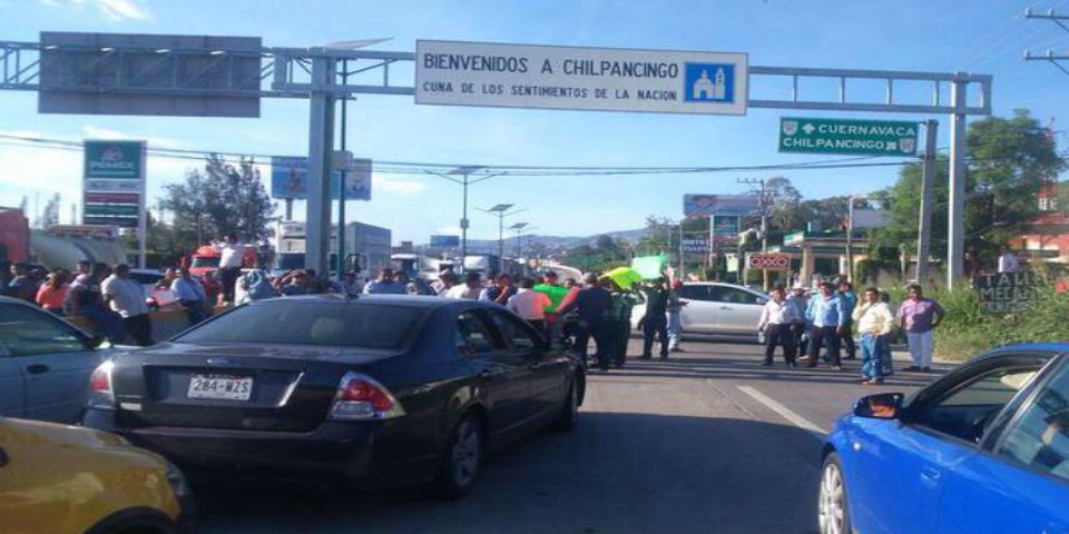Alcaldes de Guerrero bloquean la Autopista del Sol