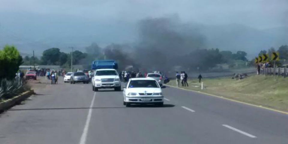 Disturbios de normalistas en carretera de Morelia