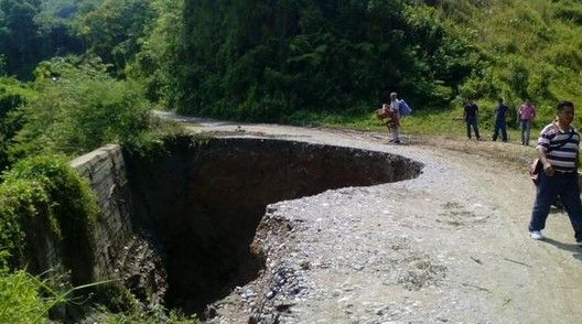 Lluvia deja boquete en carretera de Oaxaca