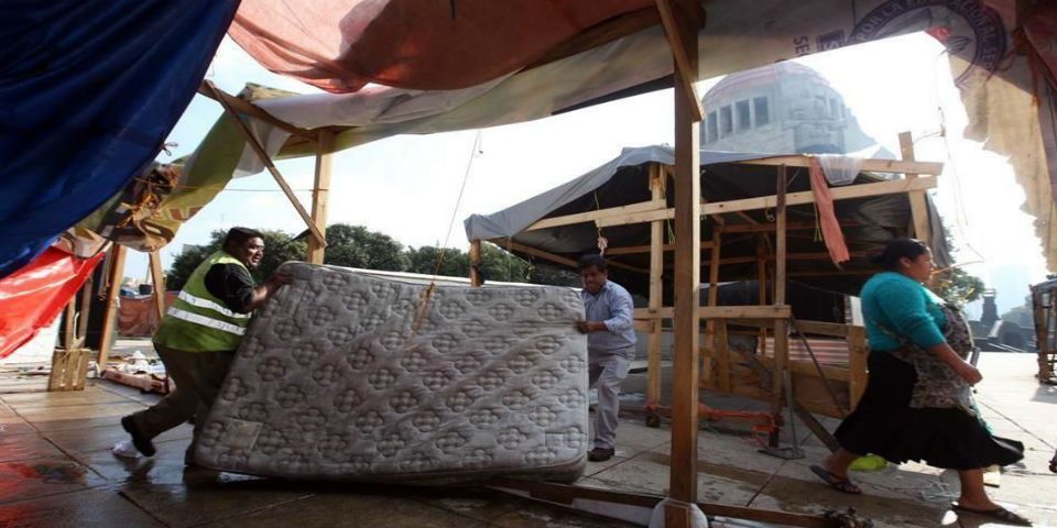 Retiran parte del plantón de la CNTE en el Monumento a la Revolución