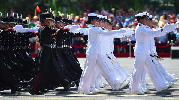 Desfilan cadetes de la SEMAR y SEDENA en China