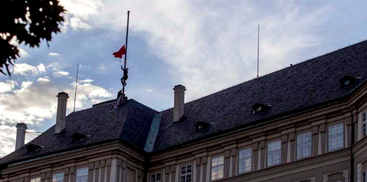 Cambian bandera por calzón en Praga