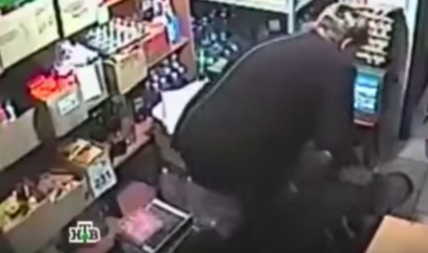 Mujer somete a exboxeador que quiso golpearla