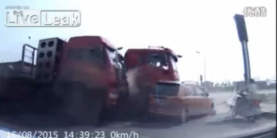 VIDEO: Dos tráileres embisten a auto y moto en China