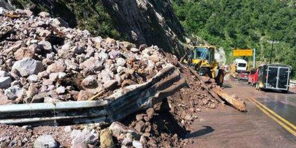 Autopista Durango-Mazatlán cerrada por deslave