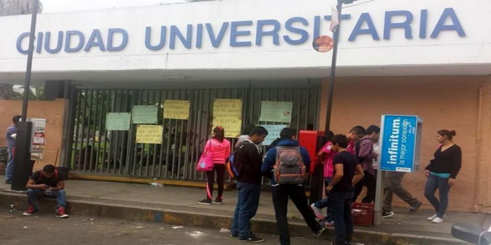 Jóvenes rechazados toman la Universidad Michoacana