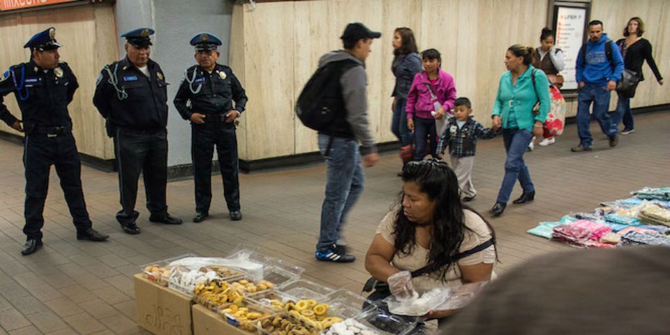 Detienen a 88 vendedores ambulantes del Metro
