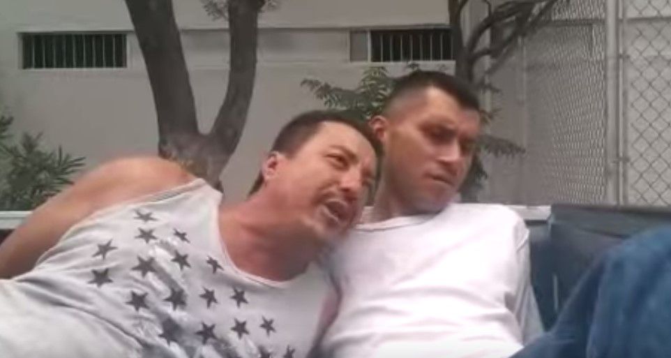 Dan de baja a 5 policías por forzar a detenidos a besarse