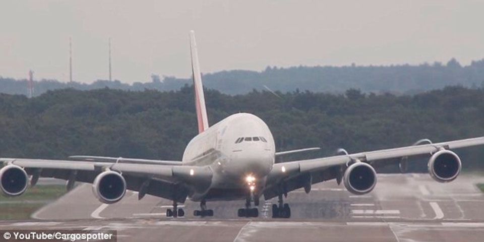 Video: fuertes vientos complican aterrizaje de Emirates A380