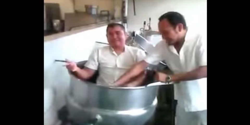 Empleados del IMSS bañan a su compañero en olla de cocina del hospital