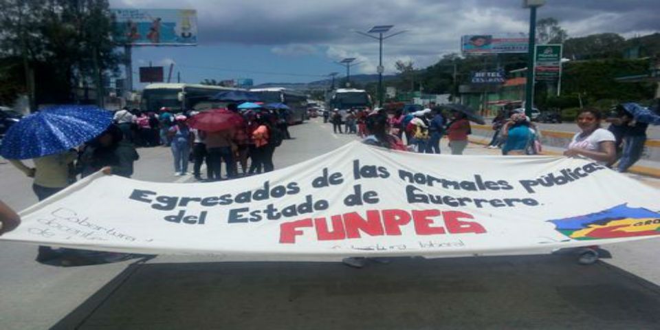 Normalistas bloquearon por una hora la Autopista del Sol
