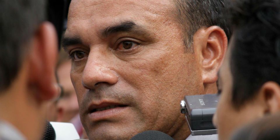 Hermano de Joan Sebastian se ampara por caso Ayotzinapa