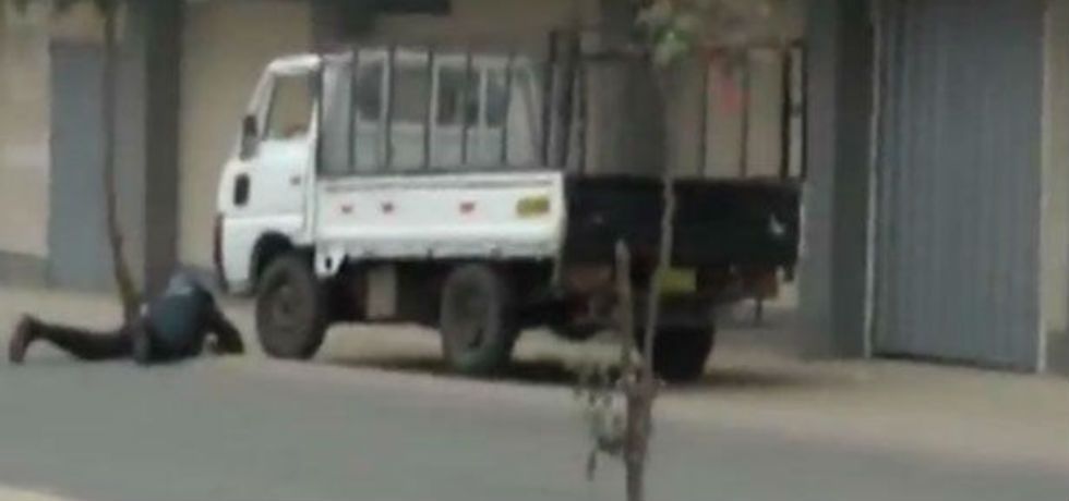 Video: explota granada en rostro de policía en Perú