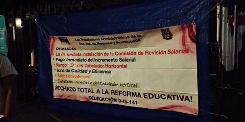 Trabajadores de cuatro escuelas del IPN en plantón