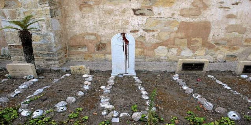 Dañan misión de San Junípero Serra