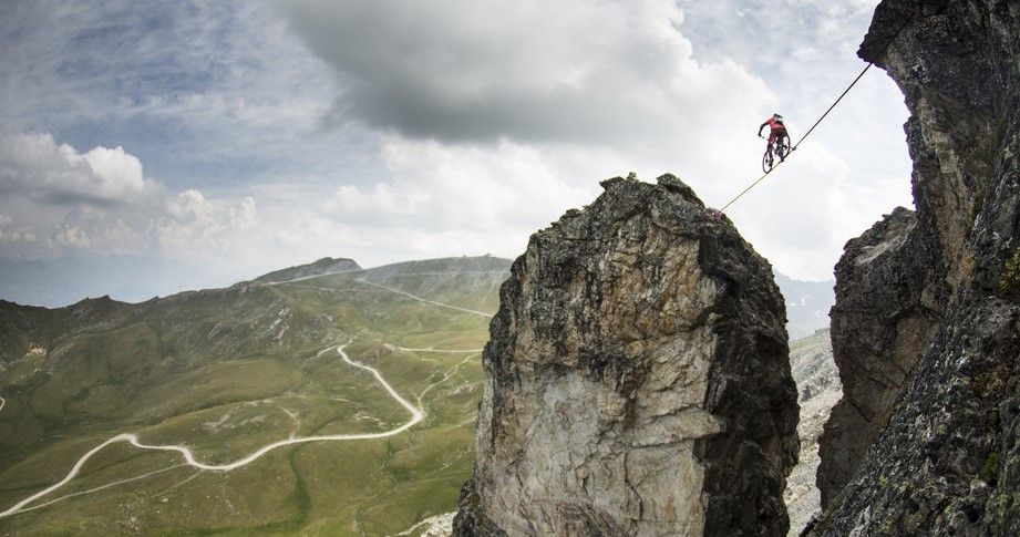 Ciclista Belga cruza cuerda a más de 2 mil 500 metros de altura