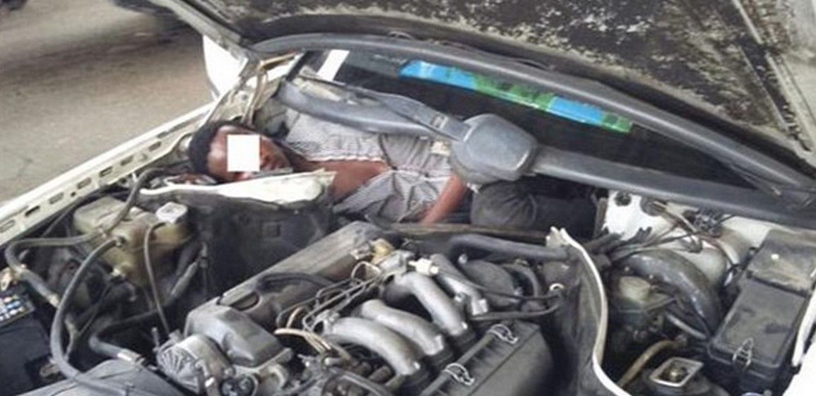 Encuentran a migrante en el cofre de un automóvil