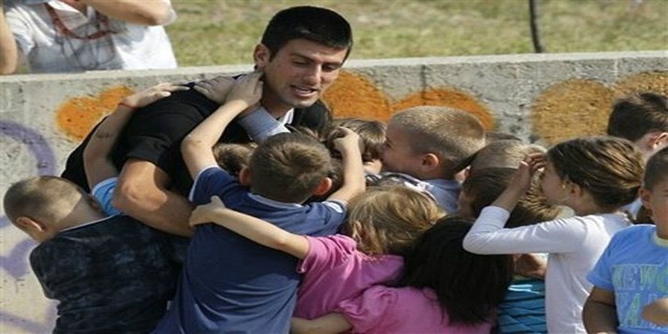 ‘Nole’ visitó a niños refugiados en Serbia