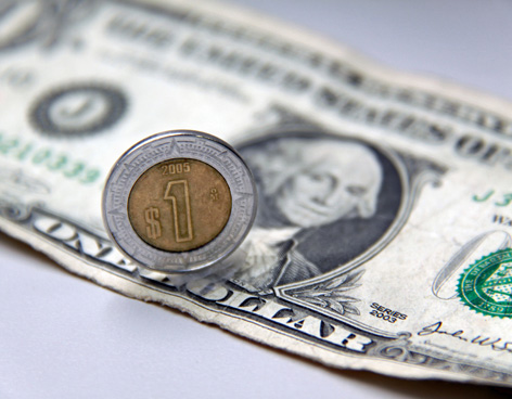 Cierra dólar en $17.18