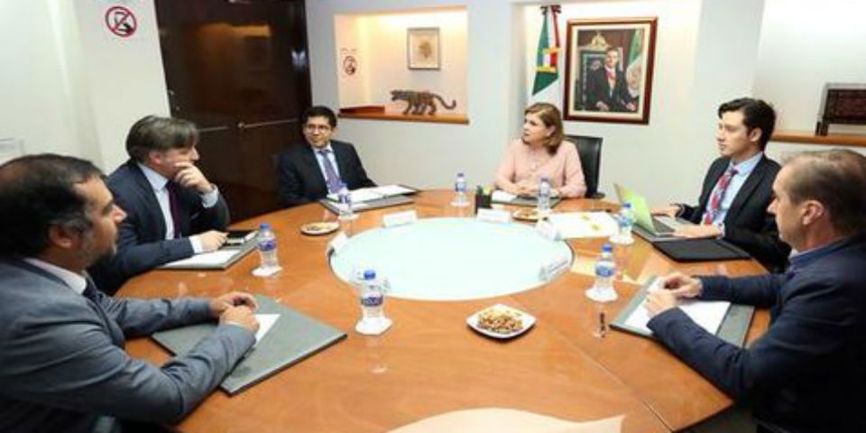 Arely Gómez recibe a expertos que elaboraron informe de Ayotzinapa