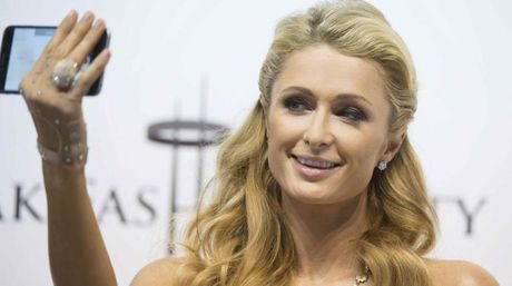 Encuentran anillo de diamantes perdido de Paris Hilton