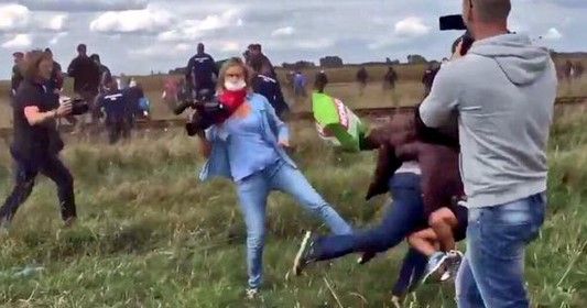 Video: periodista agrede a sirios en Hungría