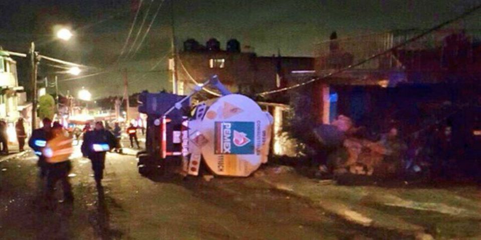 Vuelca pipa de combustible en Tlalpan