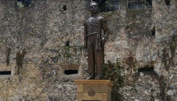 Develan estatua de Porfirio Díaz en Veracruz