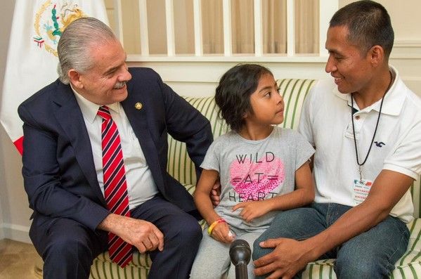 Niña migrante se reúne con embajador mexicano
