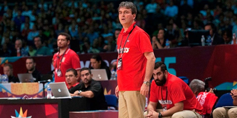 FIBA suspende y multa a entrenador de México