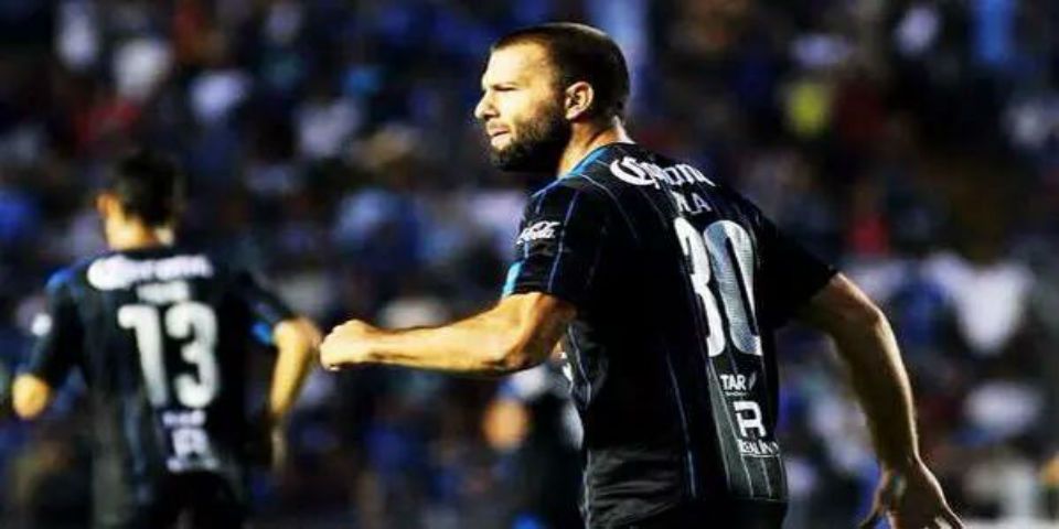 Tito Villa renueva contrato con Gallos Blancos