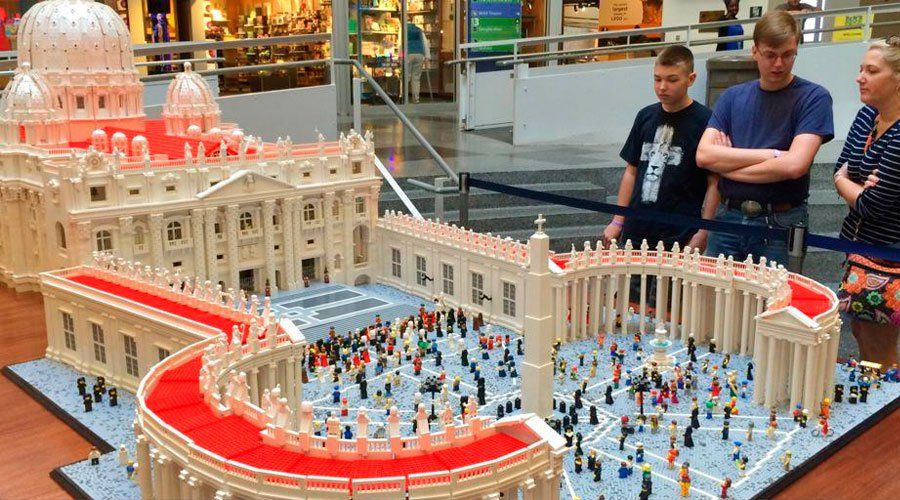 Arman con Legos Basílica de San Pedro