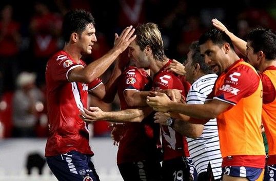 Veracruz aprovecha desconciertos de Puebla y gana 2-1