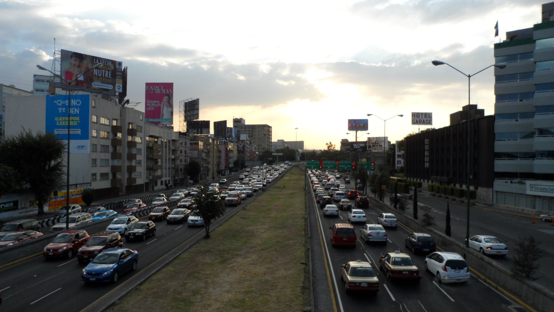 Choque en Viaducto dejó vehículo y moto incendiados