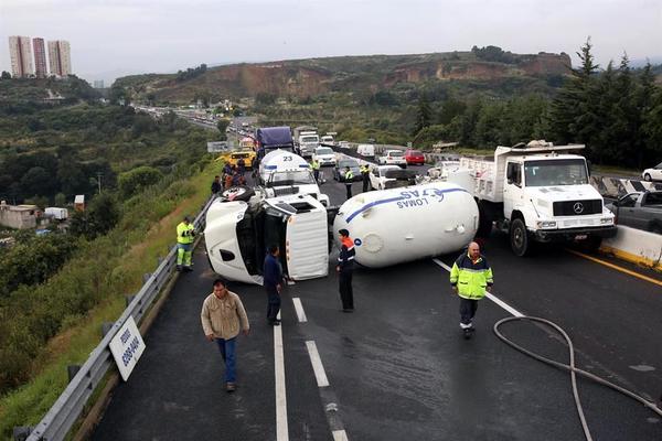 Vuelca pipa en la Chamapa-Lechería