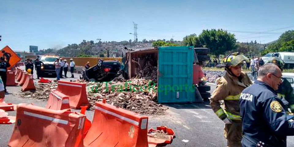 Doble volcadura en la México-Puebla deja dos heridos