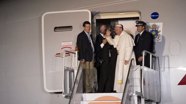Todos los muros caerán porque no solucionan crisis migratoria: papa Francisco