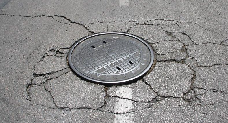 Rescatan a hombre atrapado en alcantarilla al sur del D.F.