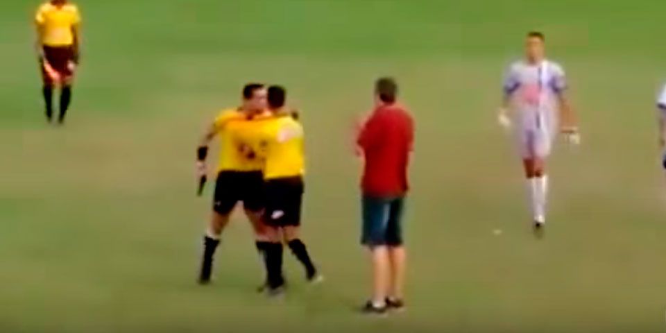 Video: árbitro saca arma a medio partido