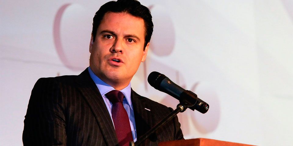 Gobernador de Jalisco sufre accidente en moto