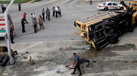 Dos estudiantes mueren por accidente de autobús escolar