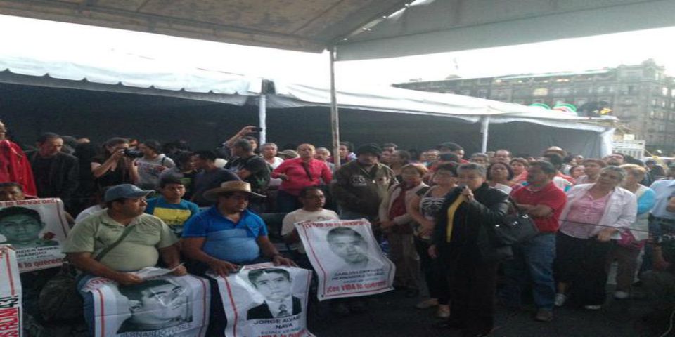 Inician ayuno padres de normalistas