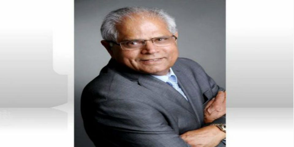 Video: candidato orina en una taza