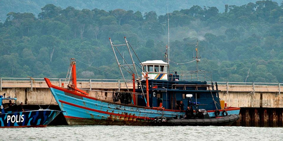 Mueren 14 en naufragio de barco con migrantes en Malasia