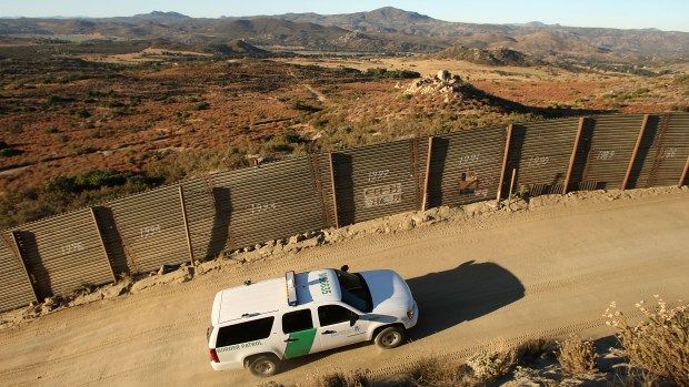 Volcadura deja seis migrantes muertos en Texas