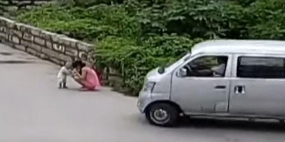 Video: camioneta arrolla a bebé y a su madre